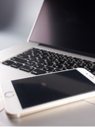 スマホが肩こりの原因になります。