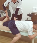 ストレッチの指導など、ランナー膝やジャンパー膝の状態に合わせて指導していきます。